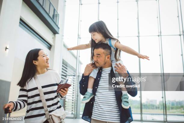 chinese family on vacation - traditional-east-asian-culture stock pictures, royalty-free photos & images