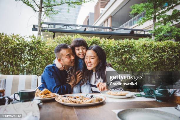 family vacation moments - mom-daughter-lunch-restaurant stock pictures, royalty-free photos & images