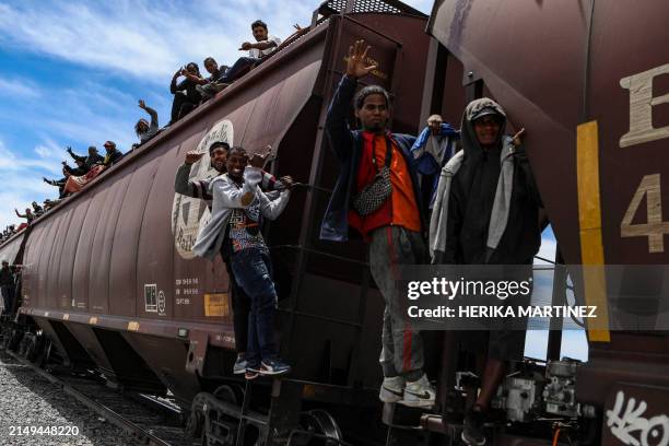 Migrant Train Riders 2,123 Train Travel United States Stock Photos, High-Res Pictures, and ...