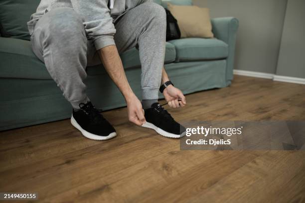 unrecognizable man getting ready for a workout. - atar cordão de sapato imagens e fotografias de stock