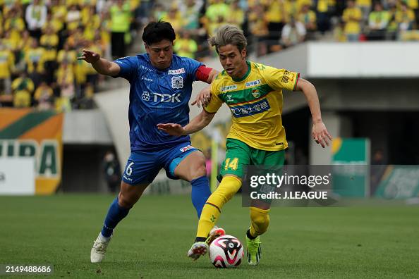 Hiroto MOROOKA of Blaublitz Akita and Naoki TSUBAKI of JEF United