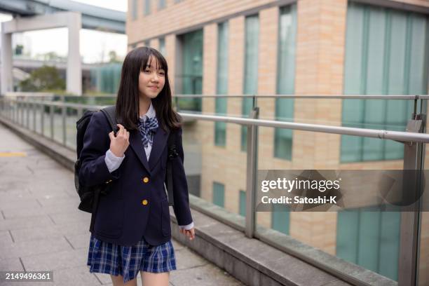 adolescente marchant dans la ville après l’école - écolière photos et images de collection