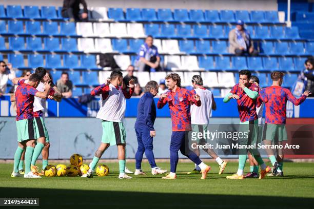 Antoine Griezmann of Atletico Madrid warms up with teammates prior to the LaLiga EA Sports match between Deportivo Alaves and Atletico Madrid at...