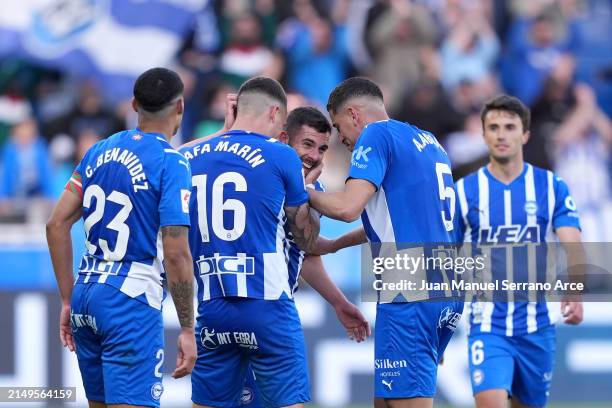 Luis Rioja of Deportivo Alaves celebrates victory with teammates in the LaLiga EA Sports match between Deportivo Alaves and Atletico Madrid at...
