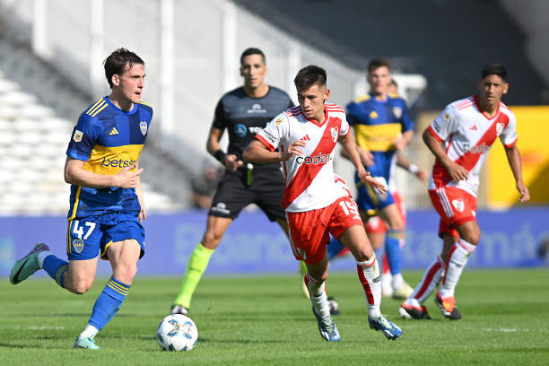 Jabes Saralegui of Boca Juniors competes for the ball with Claudio Echeverri of River Plate during a quarter final match of Copa de la Liga...