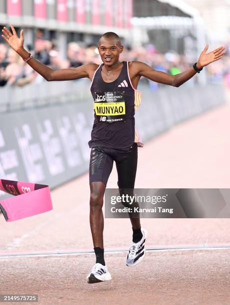 Alex Mutiso 2,264 London Marathon Finish Line Stock Photos, High-Res Pictures, and ...