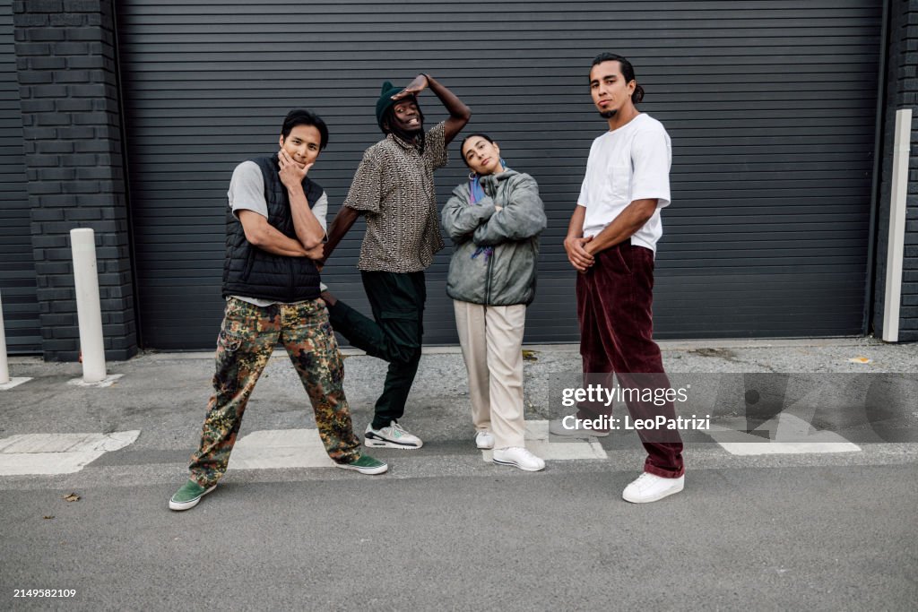 Gruppe von Straßen-Hip-Hop-Breakdancern posiert mit Blick in die Kamera