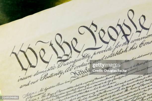 the preamble to the united states constitution, beginning with the words we the people. - verfassung stock-fotos und bilder