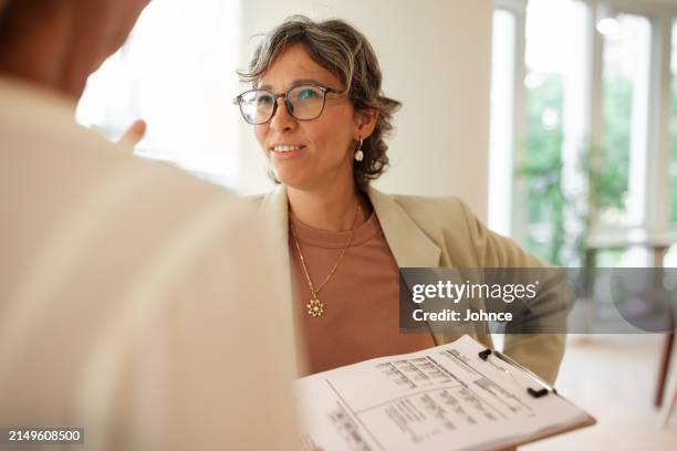 colleagues discussing work on the move - verloren generatie stockfoto's en -beelden