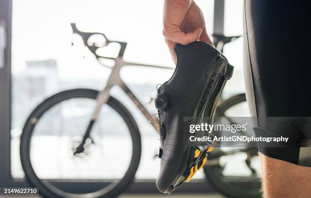 close-up of unrecognizable man preparing for cycling. - bicicleta de corrida imagens e fotografias de stock
