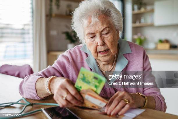 telephone scams targeting seniors. scammer making phone call with elderly woman, asking for money, demanding personal, sensitive informations over phone without verification. - scam victim stock pictures, royalty-free photos & images