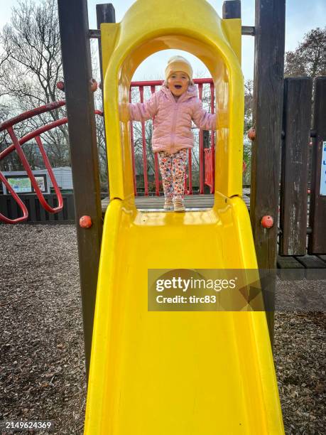 lifestyle-shooting für ein zweijähriges mädchen - mit mobilgerät aufgenommen stock-fotos und bilder