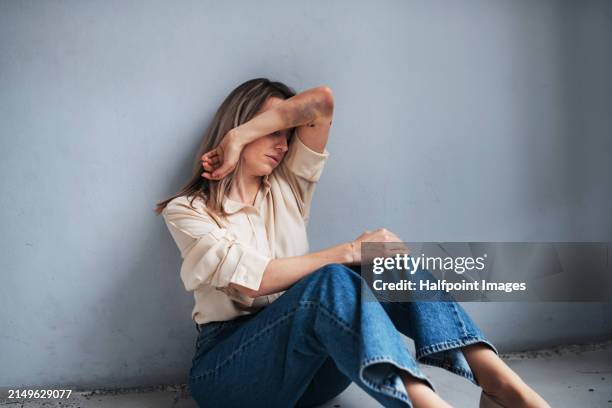 portrait of woman with bruises on arms, feeling hopeless, having problems with harassment in work. desperate abused woman showing her hands. domestic violence and abuse, sexual harassment. - violencia-de-genero fotografías e imágenes de stock