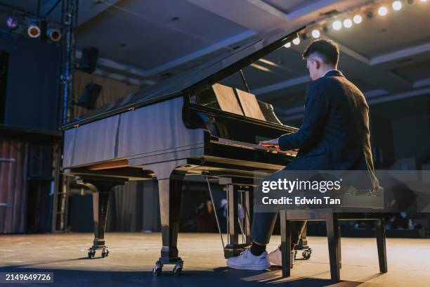 pianista cinese di talento asiatico che si esibisce sul palco - pianista foto e immagini stock