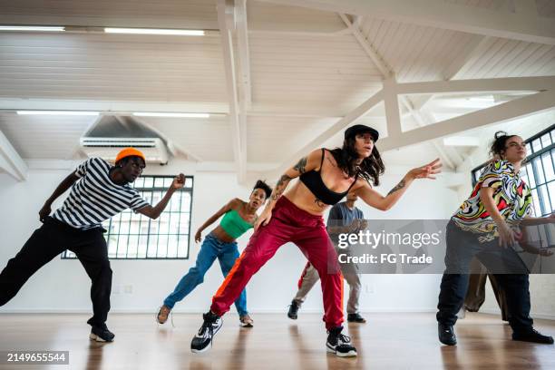 bailarines bailando en el estudio de baile - hip hop fotografías e imágenes de stock