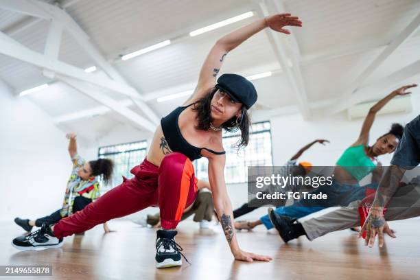 femme adulte moyenne dansant sur un studio de danse - danseur photos et images de collection