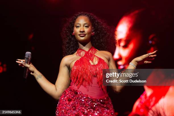Temes Singer 123 Tems Singer Stock Photos, High-Res Pictures, and Images - Getty Images