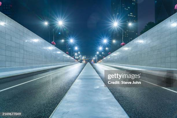 downhill road at the tunnel entrance - tunnel photos et images de collection