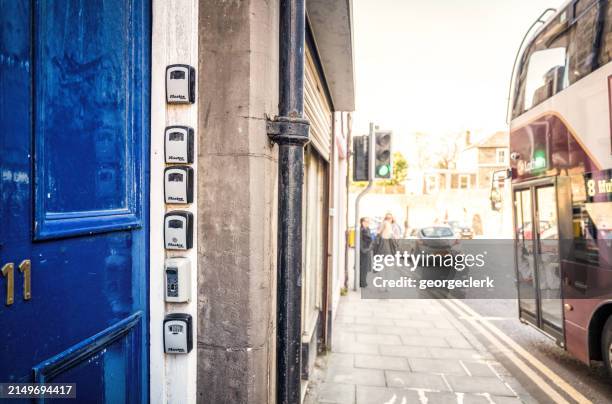 cassette di sicurezza per affitti airbnb a edimburgo - residenza di villeggiatura foto e immagini stock
