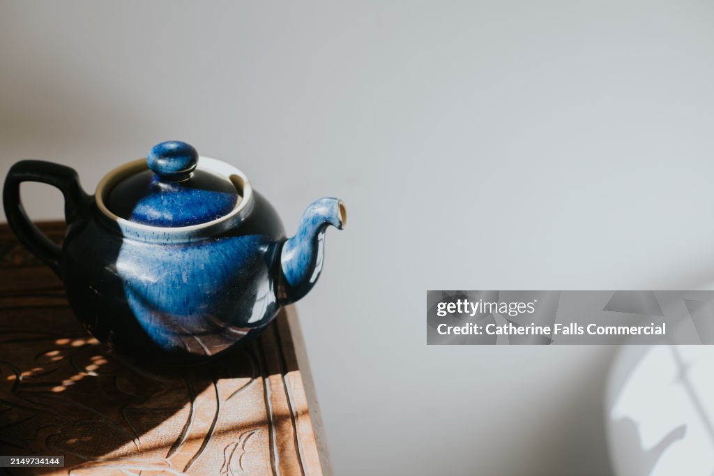Simple image of a blue teapot