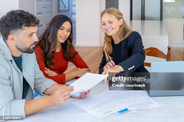 immobilien- oder versicherungsmakler mit paar, das dokumente durchsieht. - bewerbungsformular stock-fotos und bilder