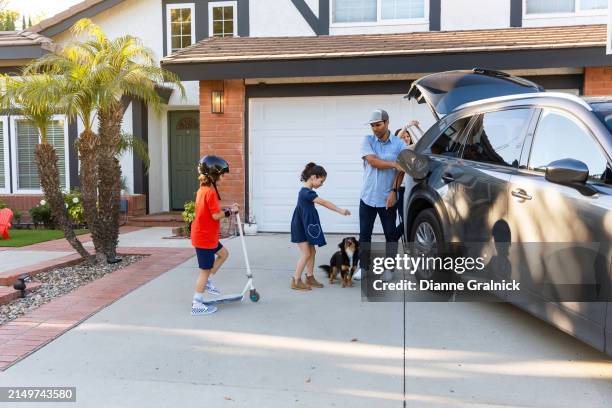 familia con vehículo eléctrico - camino de entrada fotografías e imágenes de stock