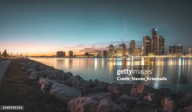 detroit, michigan - skyline at dusk - usmca stock pictures, royalty-free photos & images