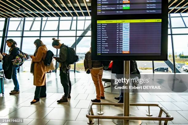 File d'attente pour l'embarquement dans le terminal 1 de l'aéroport de Lyon-Saint Exupéry le 11 décembre 2023 à Colombier-Saugnieu.