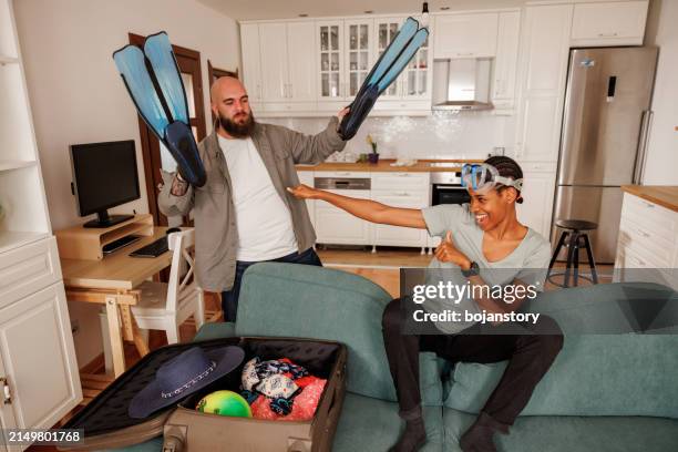 so viel spaß bei der vorbereitung auf den sommerurlaub - flosse stock-fotos und bilder