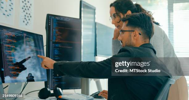 die experten des tech-teams arbeiten zusammen, um softwareentwicklungsstrategien in modernen büros zu diskutieren. softwareentwickler, künstliche intelligenz und programmierung. - softwareentwicklung stock-fotos und bilder