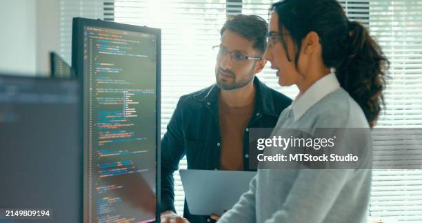 software engineering team engaged in problem-solving and code analysis for web development in modern office. software developer, artificial intelligence and programming. - base de dados imagens e fotografias de stock