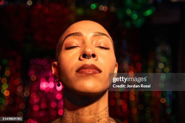 woman with eyes closed - achtsamkeit persönlichkeitseigenschaft stock-fotos und bilder