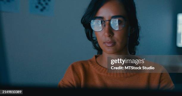 female computer programmer works on complex software development tasks at her home office late into the night. software developer, artificial intelligence and programming. - datawetenschapper stockfoto's en -beelden