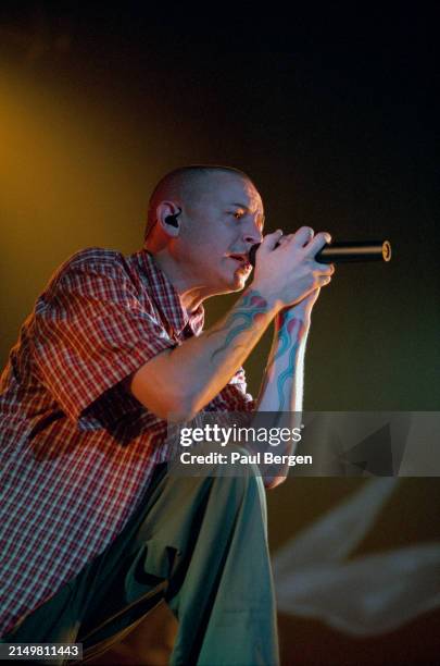 109 Chester Bennington 2001 Photos High Res Pictures Getty Images 109-chester-bennington-2001-photos-high-res-pictures-getty-images