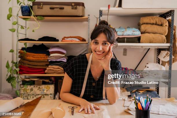 porträt einer frau mittleren erwachsenen in einem atelier - näherin stock-fotos und bilder