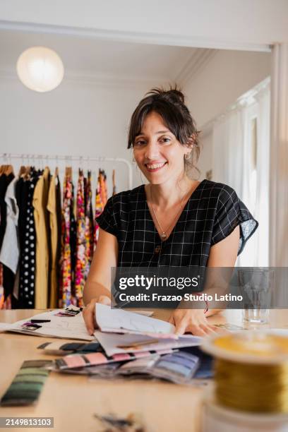 portrait of a seamstresses on an atelier - designerkleding stockfoto's en -beelden