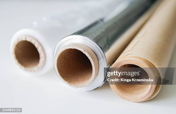 clingfilm, aluminium foil, baking paper - papel de cera imagens e fotografias de stock