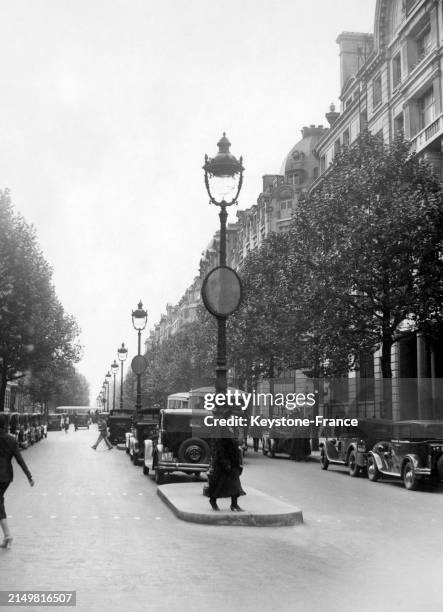 Becs de gaz dans une rue de Paris, dans les années 1930.