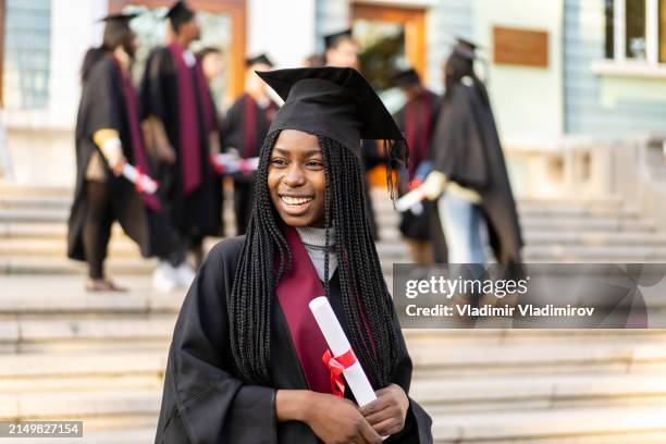 porträt von eine weibliche absolventen, die ihr grad - abschlussfeier stock-fotos und bilder