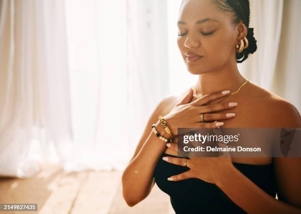 méditation, exercice de respiration - poitrine photos et images de collection