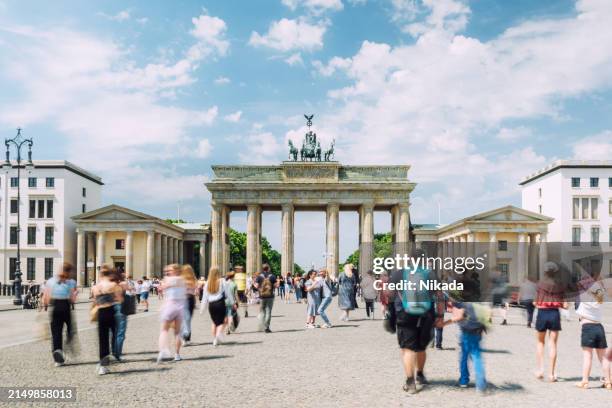 bustling day at brandenburg gate in berlin, tourists and locals - porta de brandemburgo imagens e fotografias de stock
