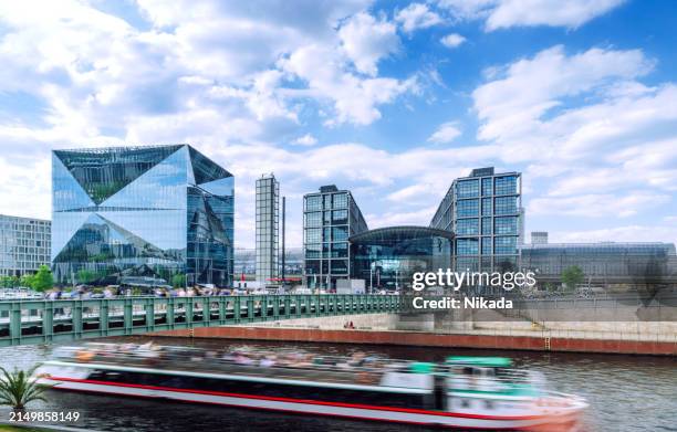 berlin hauptbahnhof und schnellboot in berlin, deutschland - spree stock-fotos und bilder