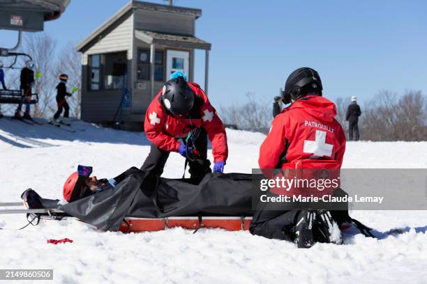 ski patrol at work - rescue worker stock pictures, royalty-free photos & images