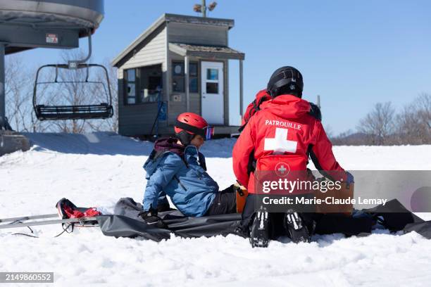 ski patrol bei der arbeit - unfall stock-fotos und bilder