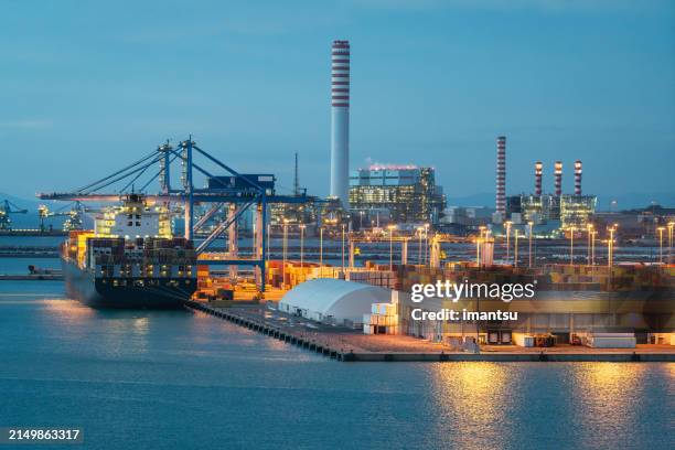 planta carbón en civitavecchia, italia - estación edificio de transporte fotografías e imágenes de stock