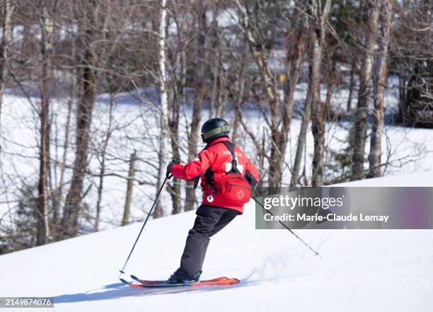 skipatrouille skifahren auf schnee - retter rettungsaktion stock-fotos und bilder
