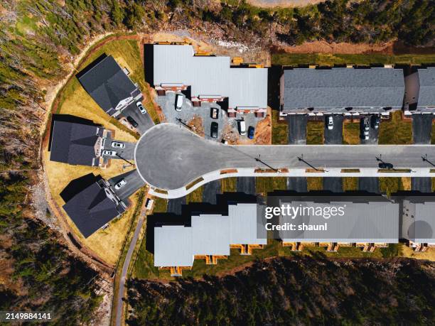townhouse neighbourhood - twee onder één kap huis stockfoto's en -beelden