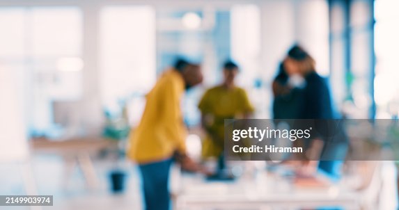 Unschärfe, Besprechung und Mitarbeiter zur Diskussion im Büro, Arbeit und Job für kreative Karriere. Menschen, Teamwork und Kollaboration für Gespräche in Medien, Designunternehmen oder Planung im Arbeitsbereich Unschärfe, Besprechung und Mitarbeiter zur Diskussion im Büro, Arbeit und Job für kreative Karriere. Menschen, Teamwork und Kollaboration für Gespräche in Medien, Designunternehmen oder Planung im Arbeitsbereich