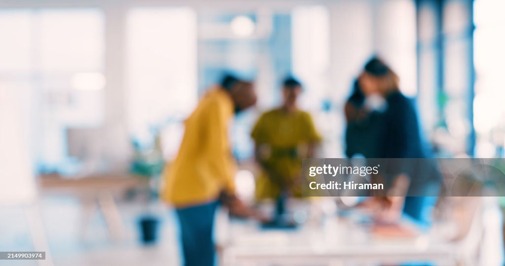 Flou, réunion et employés pour la discussion au bureau, le travail et l’emploi pour la carrière créative. Les personnes, le travail d’équipe et la collaboration pour la conversation dans les médias, le design d’entreprise ou la planification da