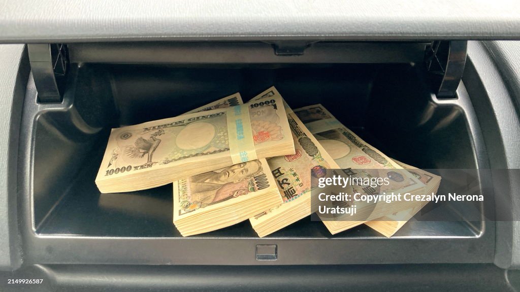 5 Million Yen in a Car Dashboard 5'000'000 Man En Shihei
